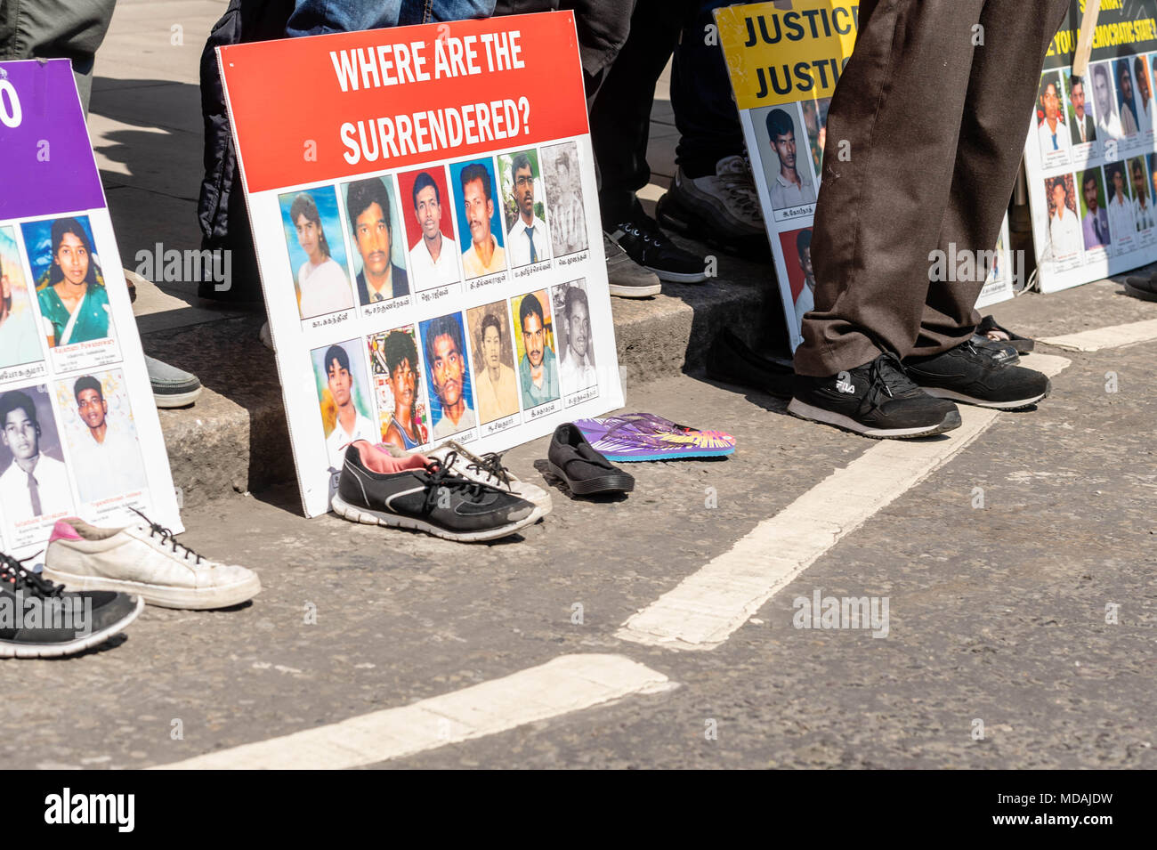 Londres, Reino Unido. 19 de abril de 2018, protesta contra tamiles Sri Lanka fuera de la reunión de jefes de Gobierno del Commonwealth celebrada en Londres, Reino Unido. Los zapatos se colocan en la parte delantera de la protesta para representar los tamiles Ian Davidson Crédito/Alamy Live News Foto de stock