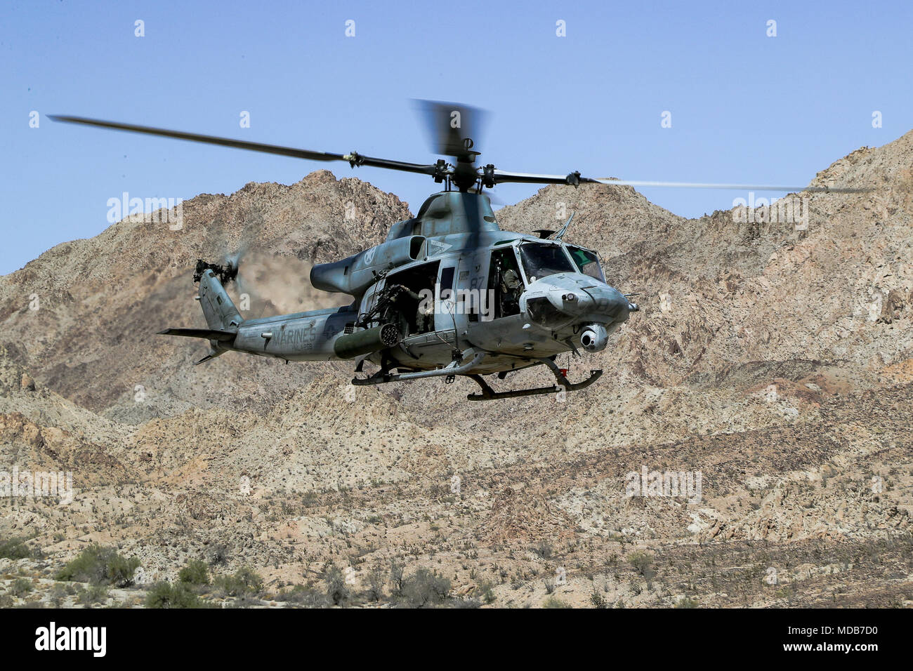 UH-1Ys con armas y tácticas de Aviación Marina Escuadrón de apoyo aéreo se realizó simulacros de combate como parte de armas y tácticas Instructor 2-18 en Yuma, Arizona, el 13 de marzo. El WTI es un evento de capacitación de siete semanas hospedado por MAWTS-1 cadre, que enfatiza la integración operacional de las seis funciones de aviación del Cuerpo de Infantería de Marina en apoyo de una masa de aire marino Task Force y proporciona entrenamiento táctico avanzado estandarizado y certificación de calificaciones de instructor de la unidad de apoyo a la formación y preparación de la Aviación Marina y colabora en el desarrollo de la aviación y empleando armas y tácticas. Foto de stock