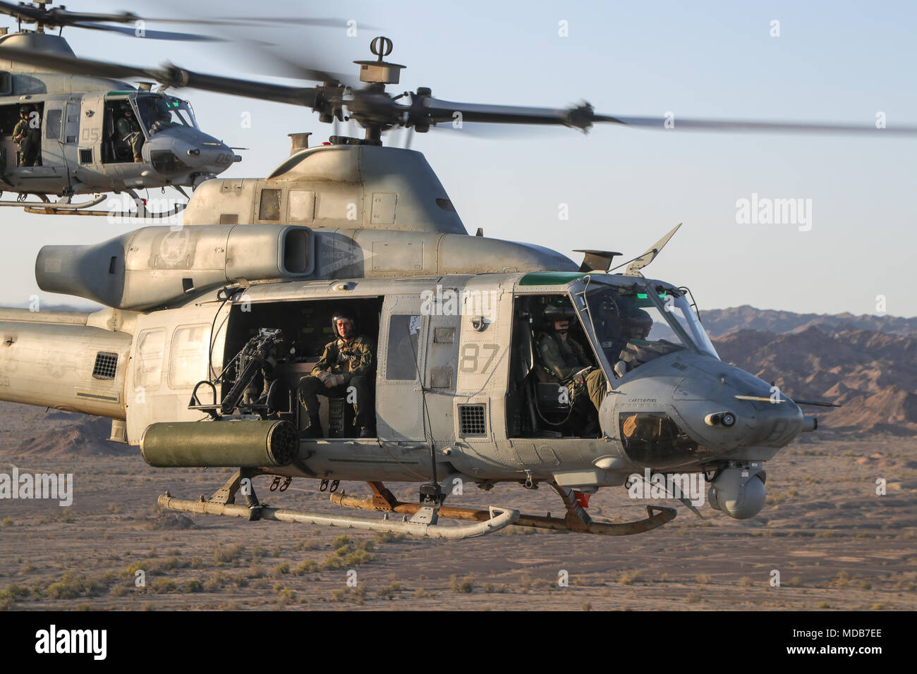 UH-1Ys con armas y tácticas de Aviación Marina Escuadrón de apoyo aéreo se realizó simulacros de combate como parte de armas y tácticas Instructor 2-18 en Yuma, Arizona, el 13 de marzo. El WTI es un evento de capacitación de siete semanas hospedado por MAWTS-1 cadre, que enfatiza la integración operacional de las seis funciones de aviación del Cuerpo de Infantería de Marina en apoyo de una masa de aire marino Task Force y proporciona entrenamiento táctico avanzado estandarizado y certificación de calificaciones de instructor de la unidad de apoyo a la formación y preparación de la Aviación Marina y colabora en el desarrollo de la aviación y empleando armas y tácticas. Foto de stock