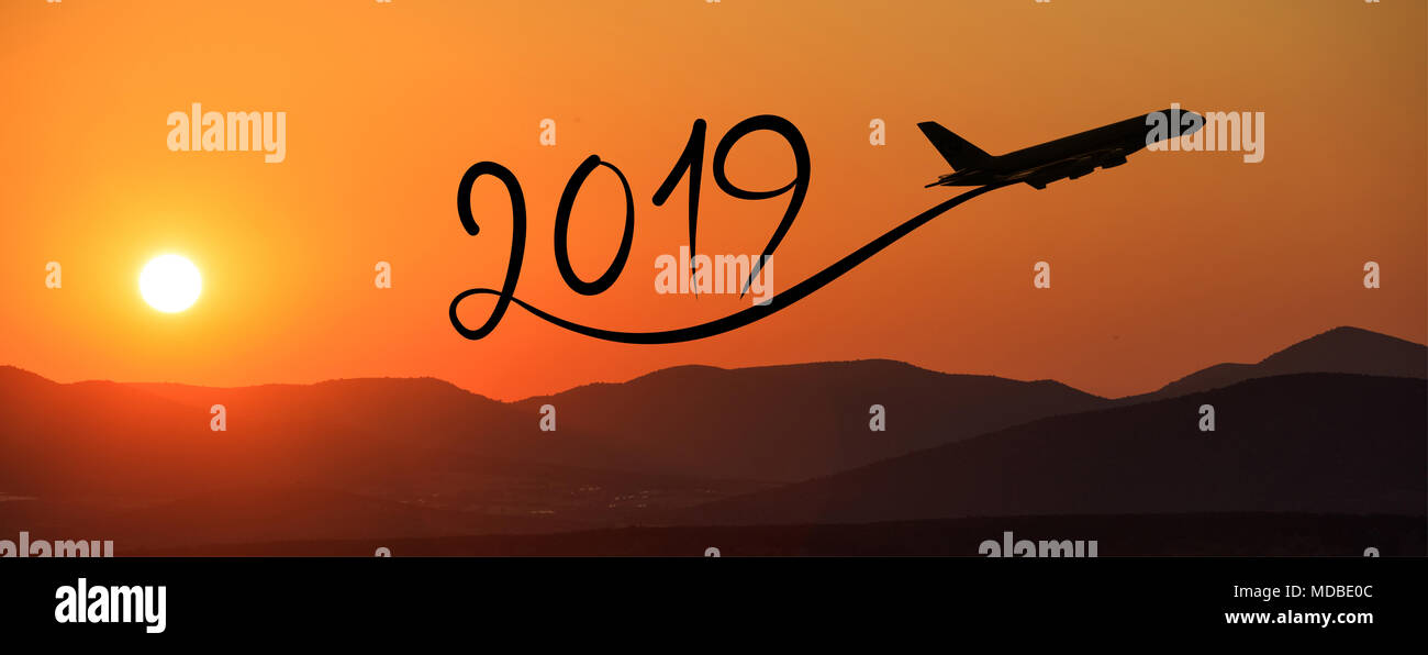 Año nuevo 2019 Dibujo de avión volando por el aire al amanecer, banner Foto de stock