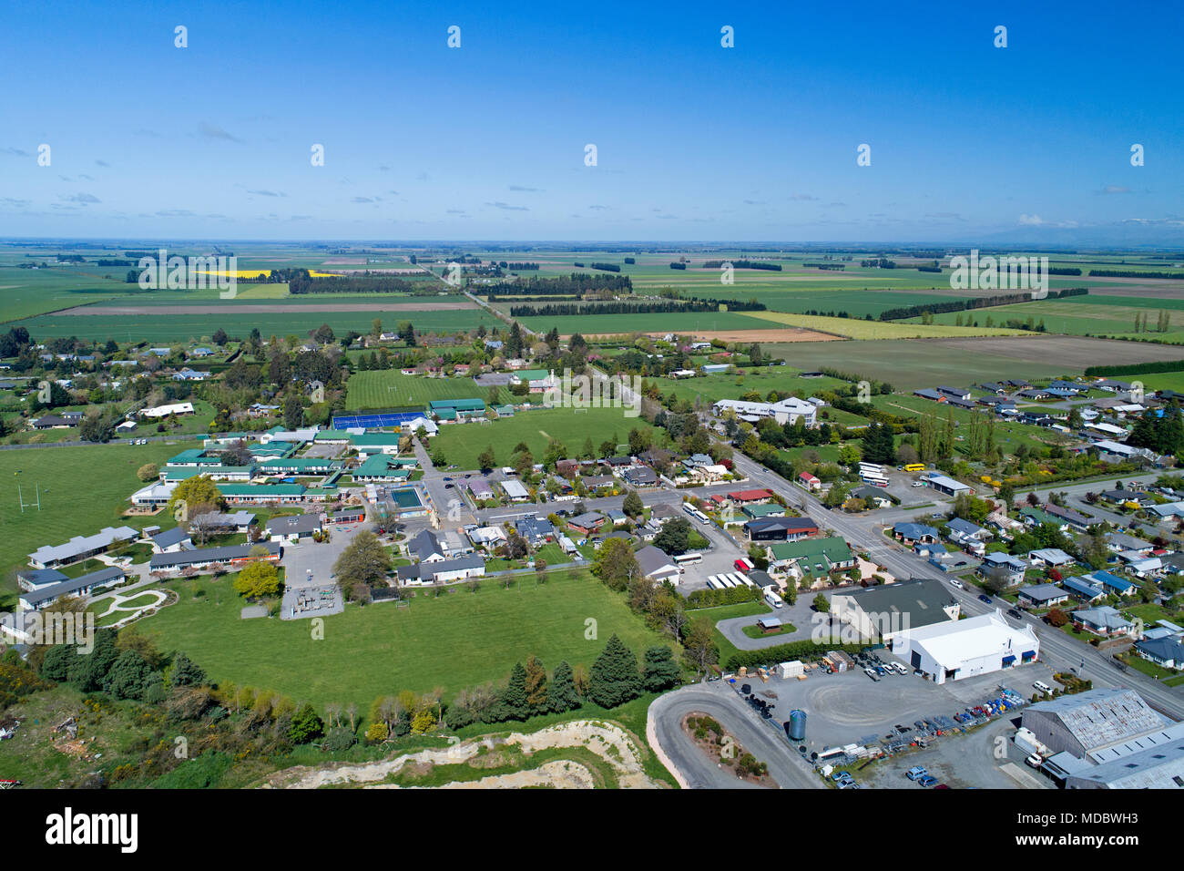 Las escuelas, Methven, mediados de Canterbury, Isla del Sur, Nueva Zelanda - antena drone Foto de stock