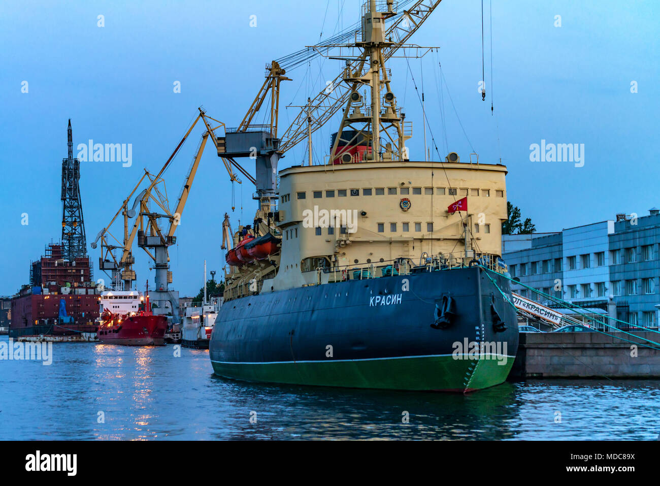 San Petersburgo - Junio 14, 2015: el Ártico rompehielos Krassin en San Petersburgo Foto de stock