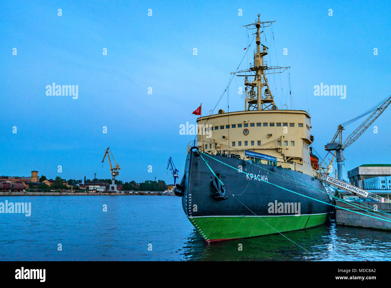 San Petersburgo - Junio 14, 2015: el Ártico rompehielos Krassin en San Petersburgo Foto de stock
