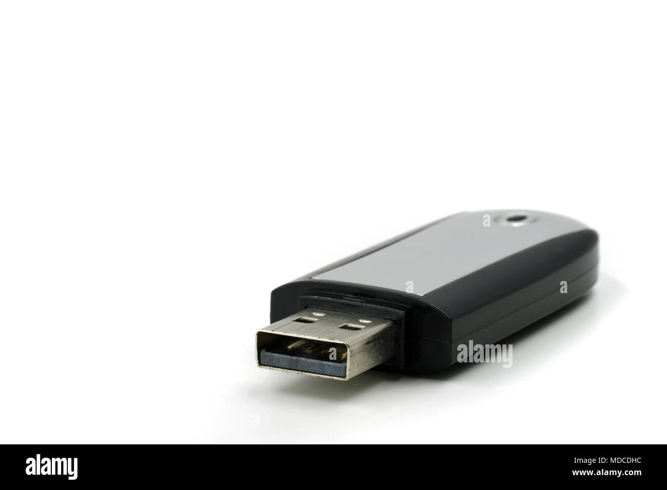 La unidad de memoria USB portátil con sombras reflejadas sobre blanco Foto de stock