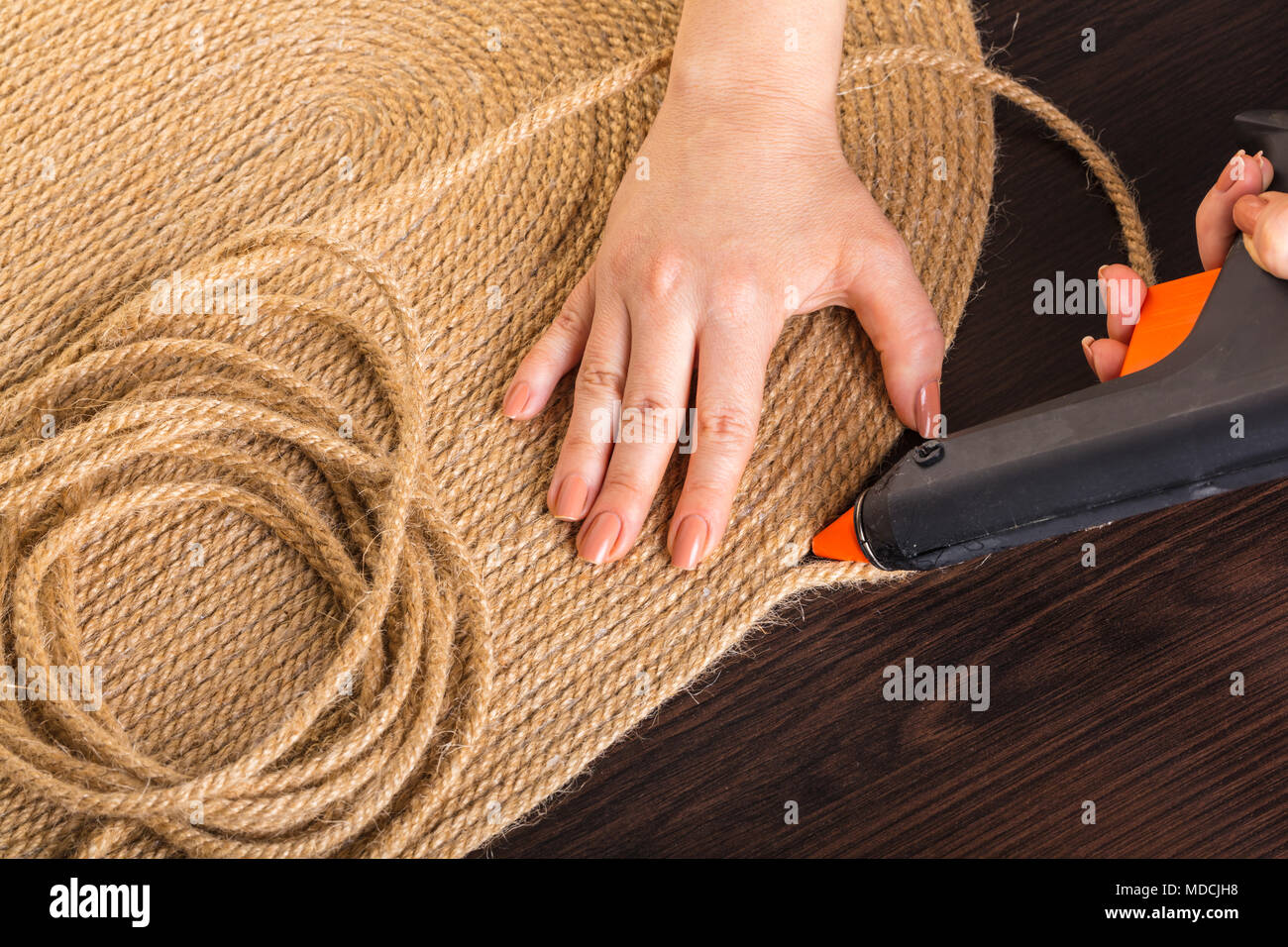 Haciendo alfombras hechas a mano de una cuerda de Fotografía stock - Alamy