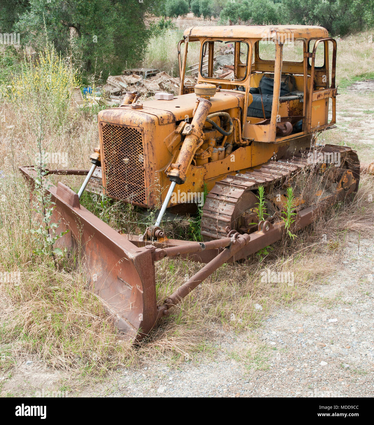 Bulldozer abandonados oxidados a podrirse en un campo Foto de stock