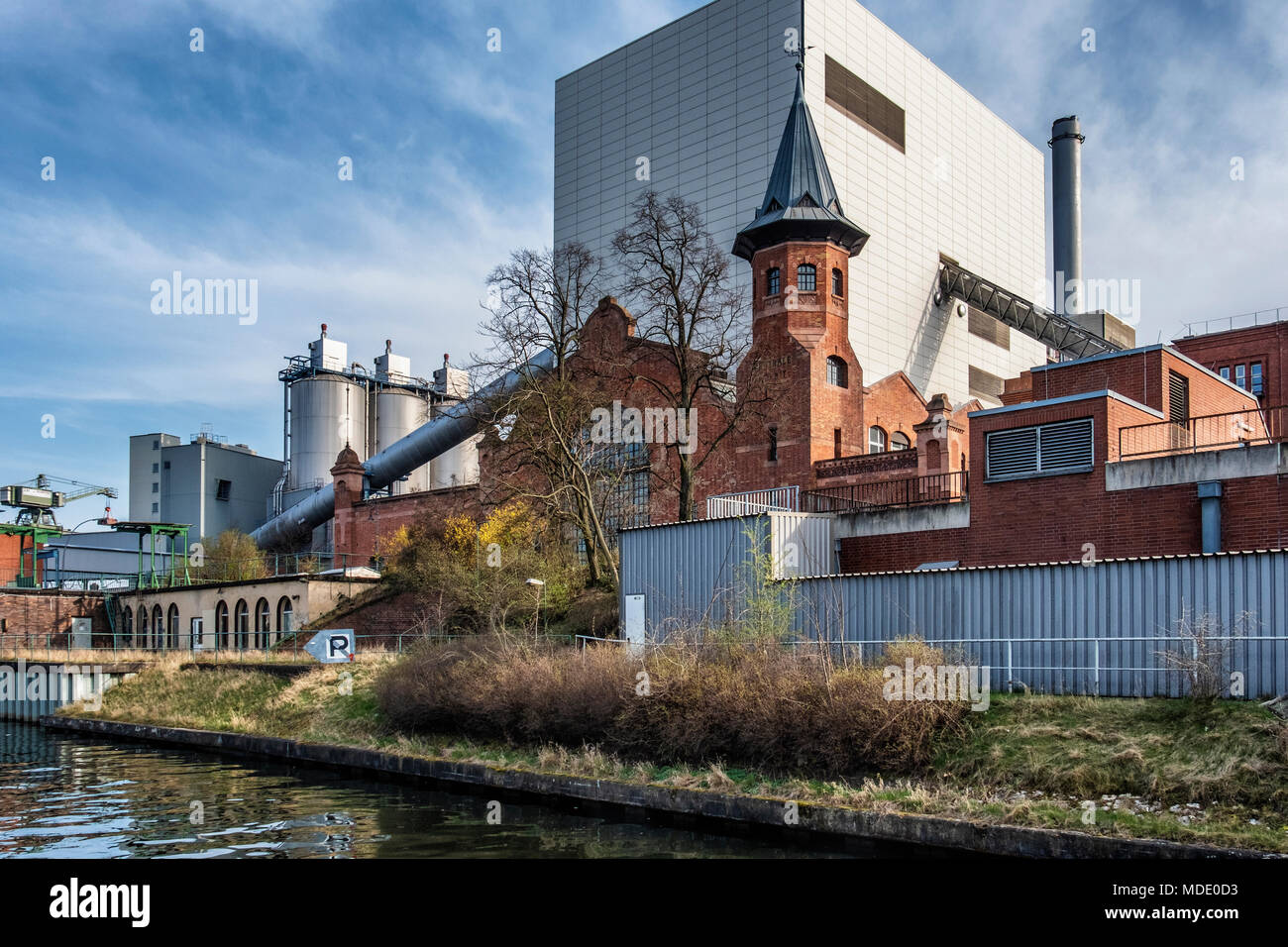 Berlin-Moabit, Vattenfall power station utiliza combustible fósil para la generación de energía, la arquitectura industrial. Nuevos y viejos edificios de la cogeneración Moabit Foto de stock