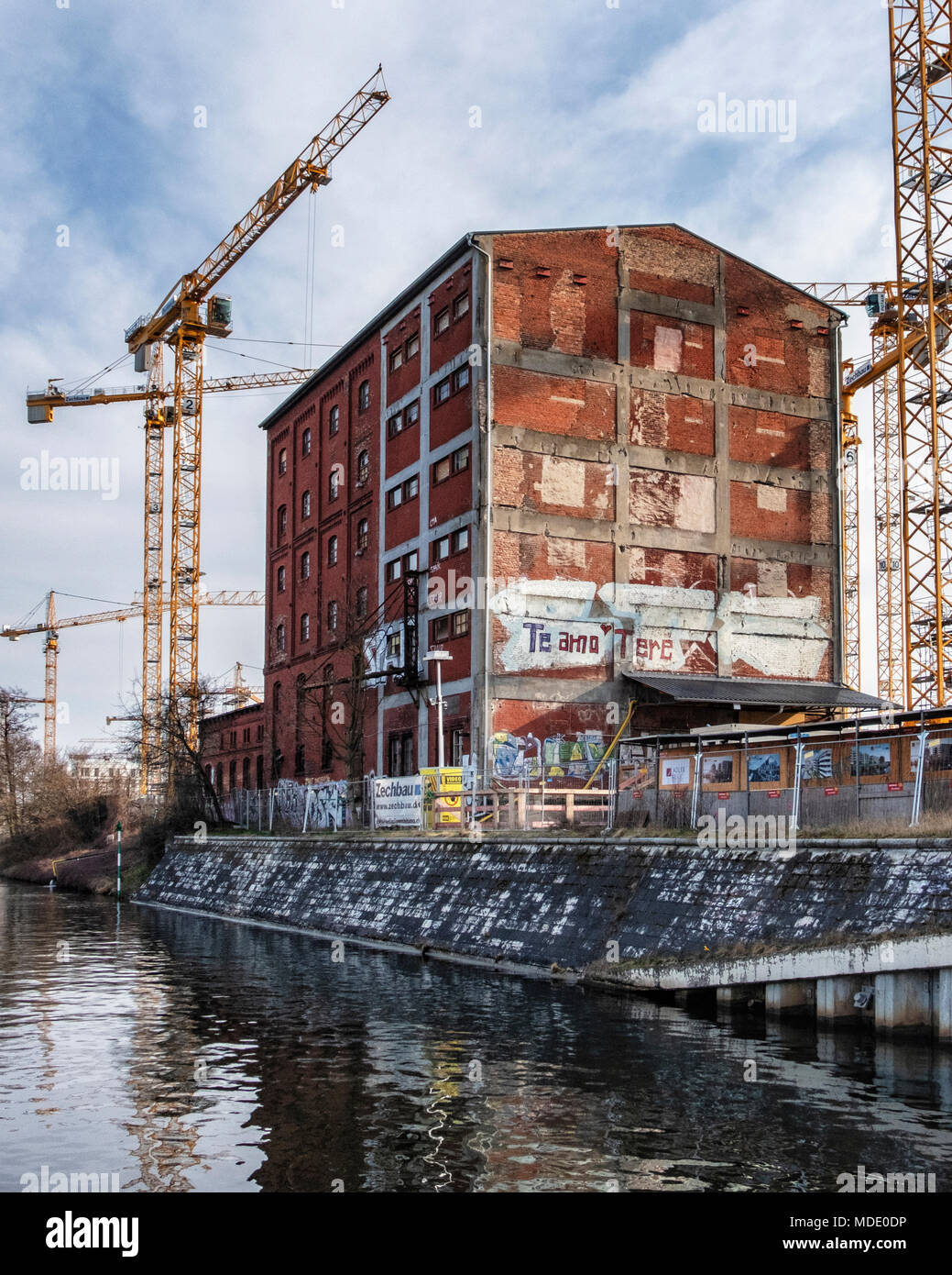 Berlin-Moabit sitios de construcción. Edificio antiguo y grúas en sitio de construcción al lado del canal de envío Berlin-Spandau Foto de stock