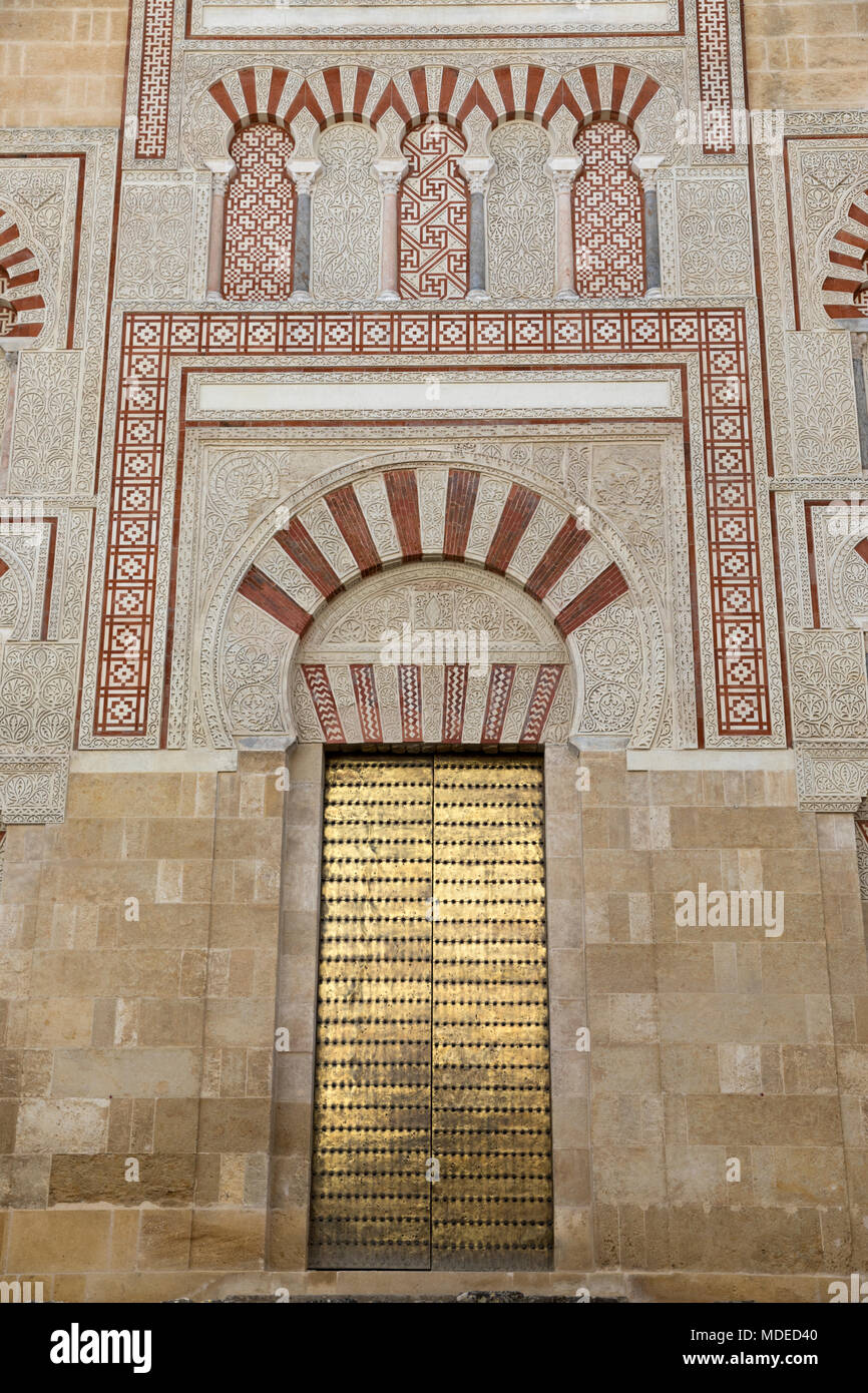 Portada de estilo morisco en la pared exterior de la Mezquita de Córdoba, Córdoba, Andalucía, España, Europa Foto de stock