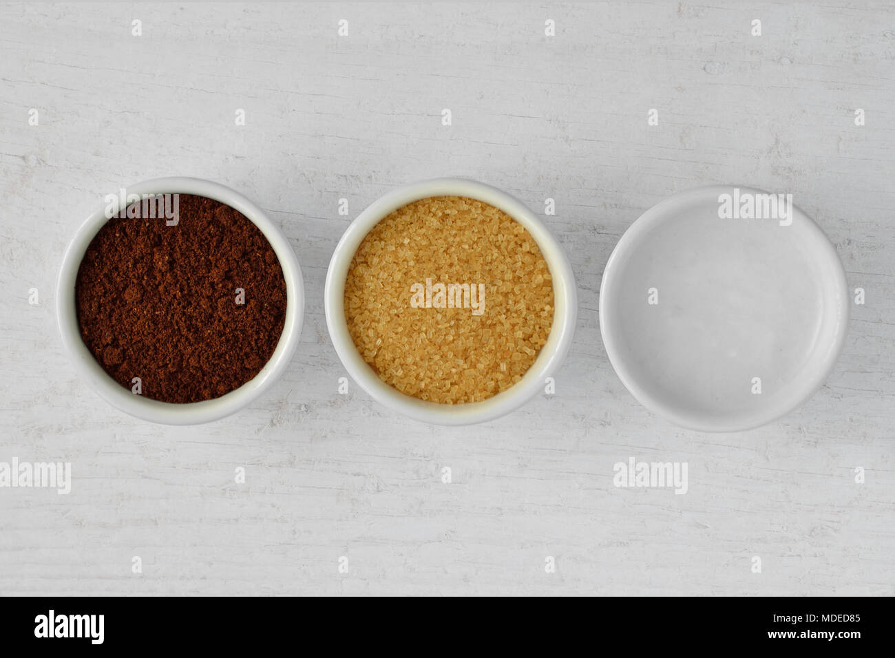 Exfoliante facial casero de café en polvo, azúcar y aceite de coco marrón  sobre fondo de madera Fotografía de stock - Alamy