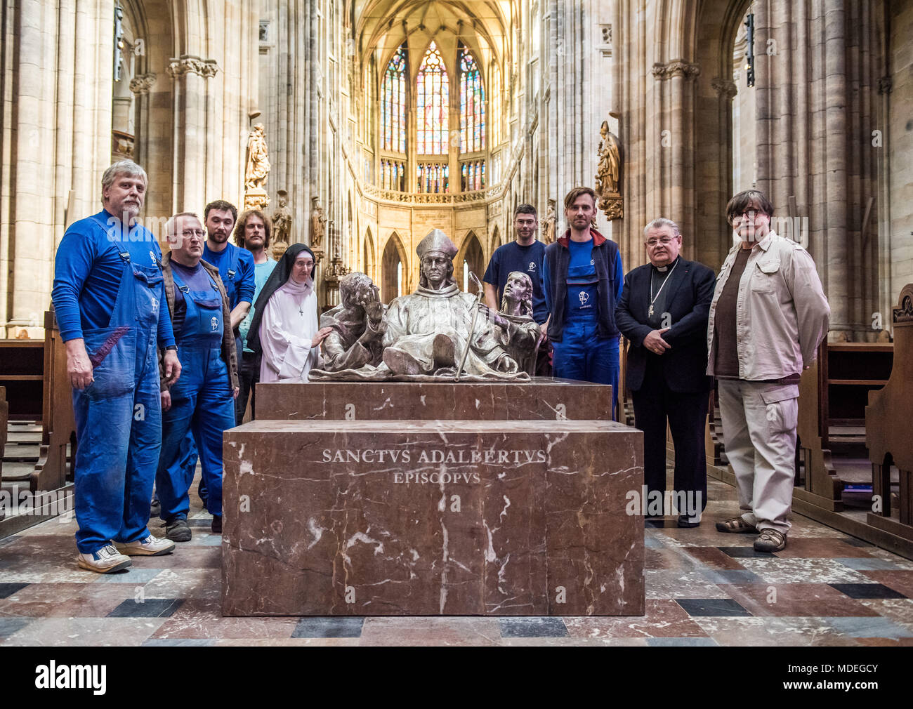 Estatua de San Vojtech (Adalberto), Radim Gaudencio y Radla en la Catedral de San Vito en Praga Foto de stock