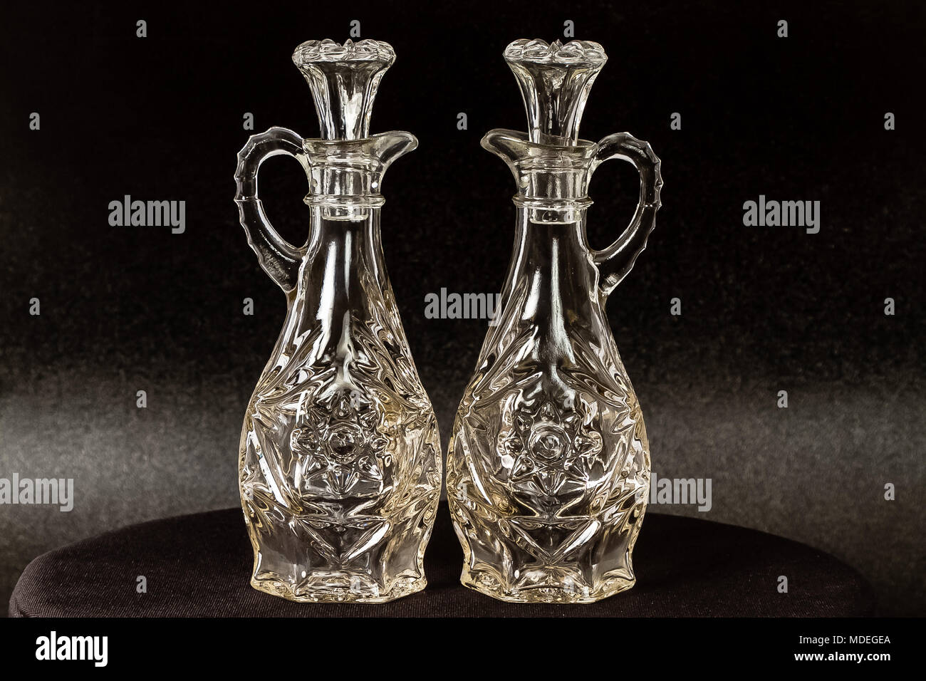 Dos jarras de vidrio utilizado para diversos líquidos Foto de stock