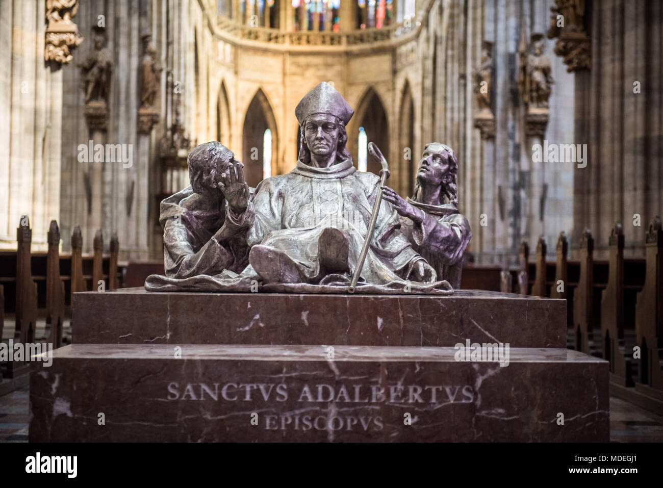 Estatua de San Vojtech (Adalberto), Radim Gaudencio y Radla en la Catedral de San Vito en Praga Foto de stock
