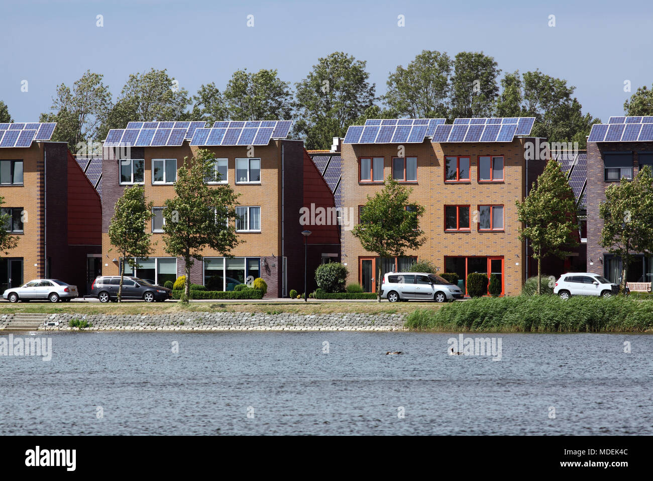 Casas rematadas con células fotovoltaicas en Stad van de Zon (Ciudad del Sol), un suburbio de Heerhugowaard sostenible, Holanda Septentrional, en los Países Bajos. Foto de stock