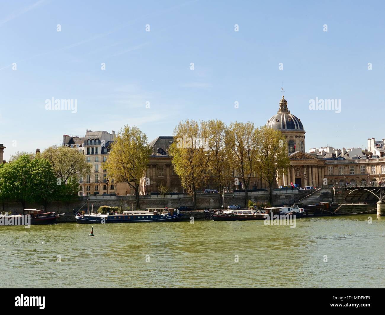 Instituto Francés cruzando el Sena. París, Francia. Foto de stock