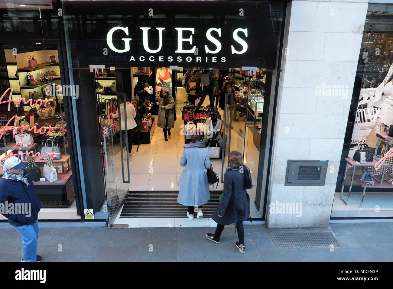Los compradores caminando hacia la entrada de la tienda de accesorios Guess,  una tienda de High Street en Knightsbridge, Londres, Inglaterra, Reino  Unido. Kathy DEWITT Fotografía de stock - Alamy