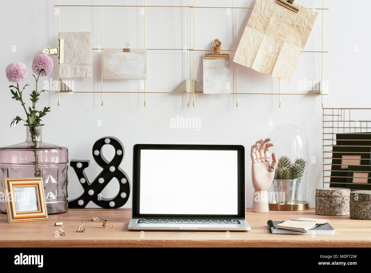 Portátil con pantalla simulada, marco dorado del organizador de notas y  decoraciones creativas sobre un escritorio de madera en un hipster espacio  de trabajo interior Fotografía de stock - Alamy