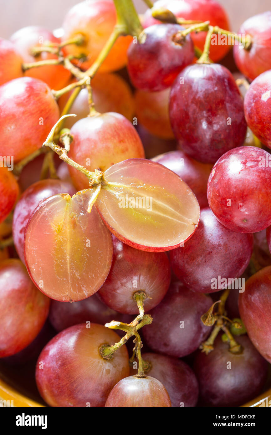 Uvas sin semilla en un tazón Fotografía de stock - Alamy