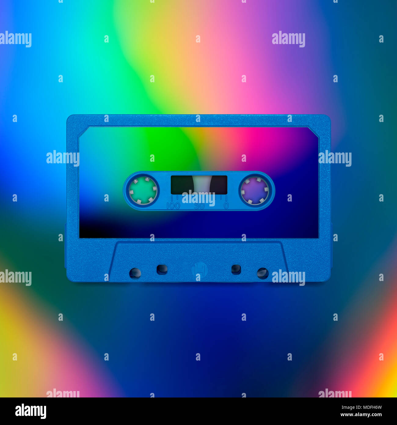 Cinta de cassette nostalgia, aislada y presentados en intensos colores holográfico iridiscentes, cubierta para el diseño creativo, póster, libro, impresión, tarjeta de regalo Foto de stock