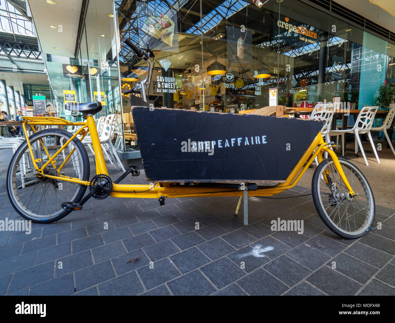 Una bicicleta de carga CrepeAffaire estacionado fuera de un restaurante  Crêpeaffaire en Spitalfields Market de Londres Fotografía de stock - Alamy