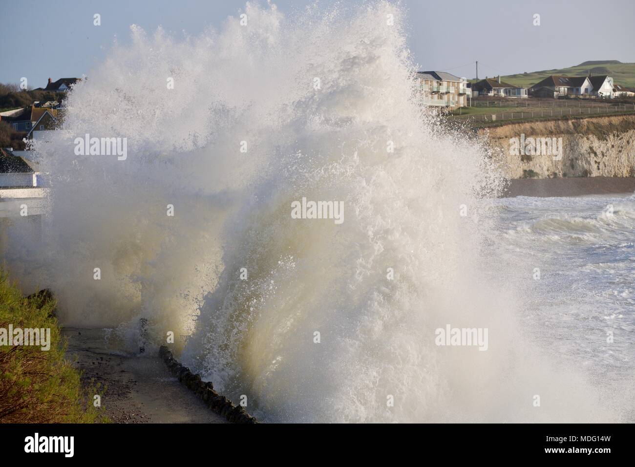 Mar agitado con grandes olas rompiendo sobre las rocas en la Bahía de Agua Dulce, en la Isla de Wight, Reino Unido Foto de stock