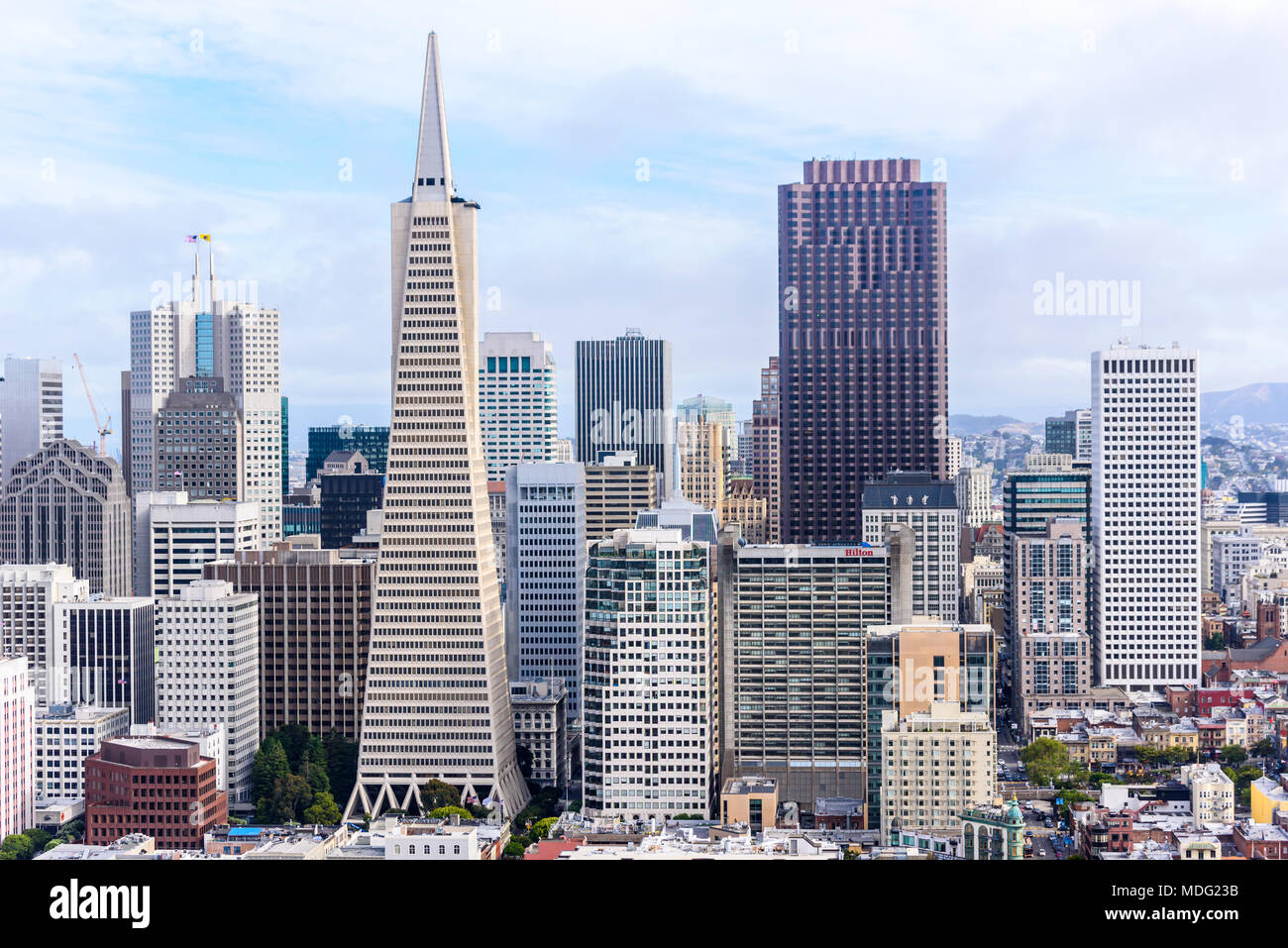 Hermosa vista y el horizonte de un centro de negocios en el centro de San Francisco, California, en EE.UU. Foto de stock