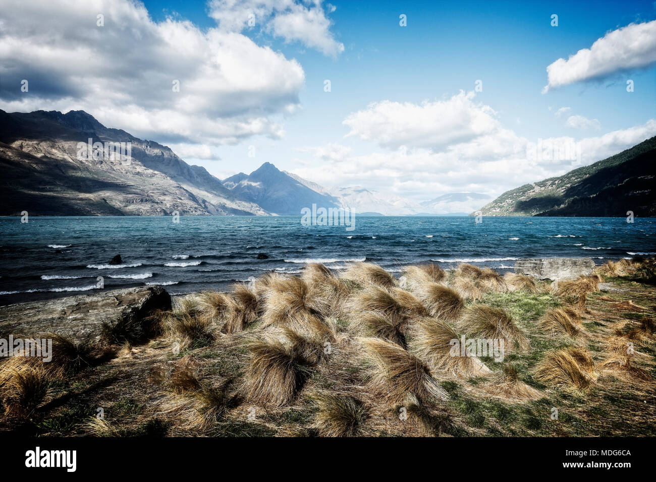 Viento barre el Lago Wakatipu cerca de Queenstown creando whitecaps, Isla del Sur, Nueva Zelanda. Foto de stock