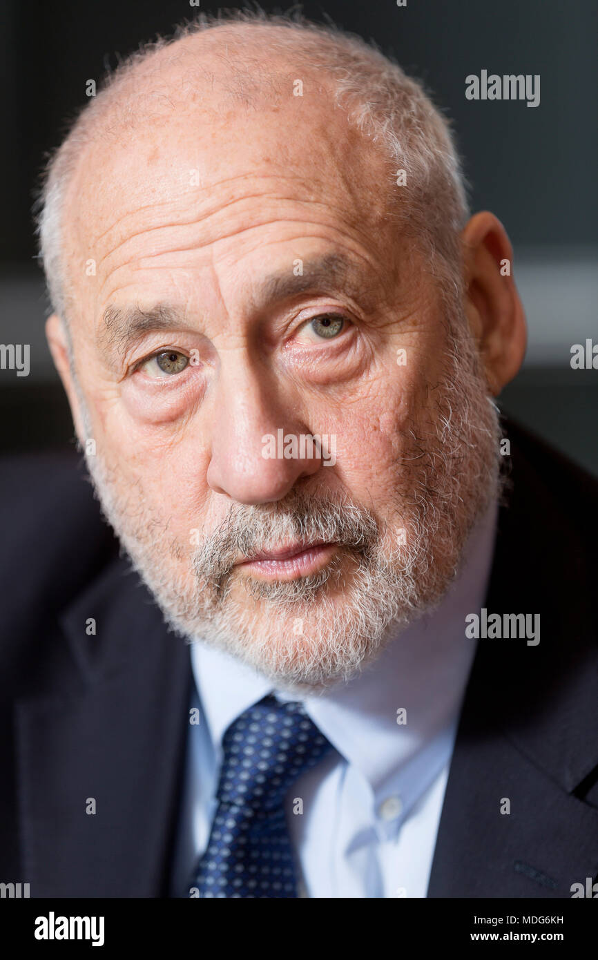 Retrato de Joseph E. Stiglitz, economista americano, en el Parlamento Europeo en 2016/11/16 Foto de stock