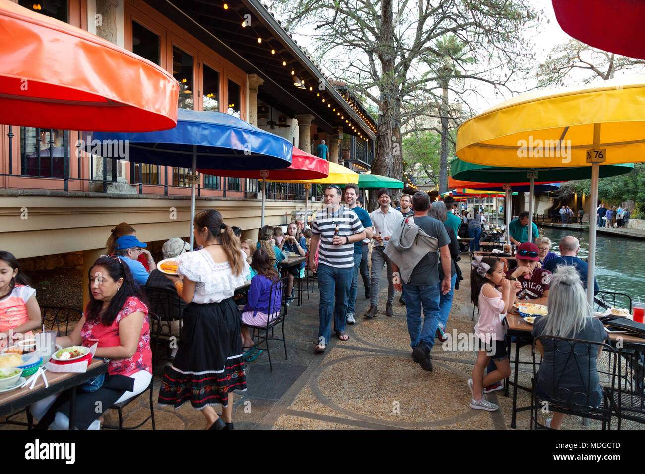 San Antonio, Texas , turistas y restaurantes que recubren el River Walk, San Antonio, Texas, EE.UU. Foto de stock