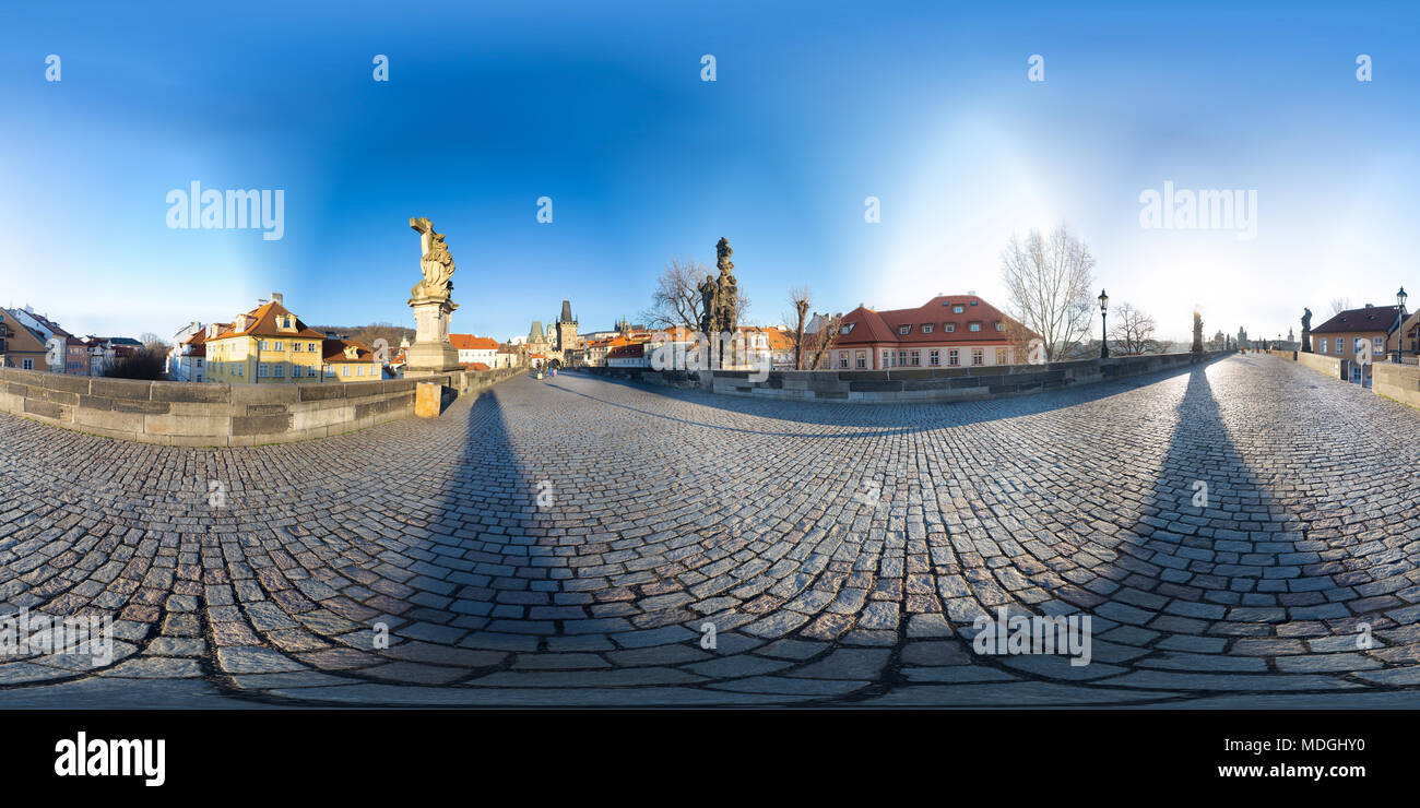Panorama de 360 grados del Puente de Carlos en Praga Foto de stock
