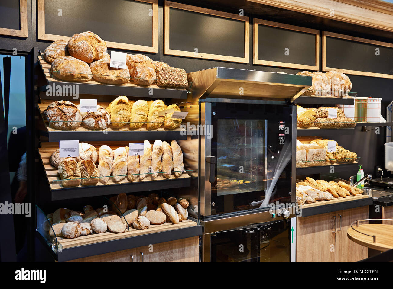 Pan y pasteles frescos en estantes en una panadería Foto de stock