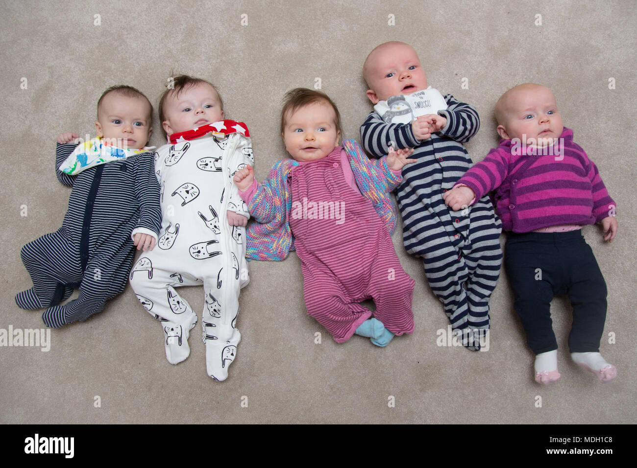 Grupo de lindos bebés Foto de stock