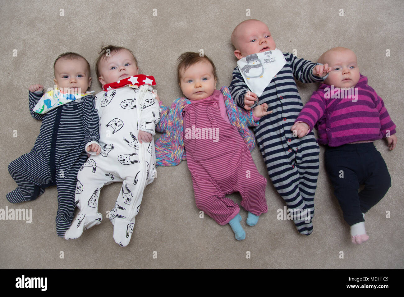 Grupo de lindos bebés Foto de stock