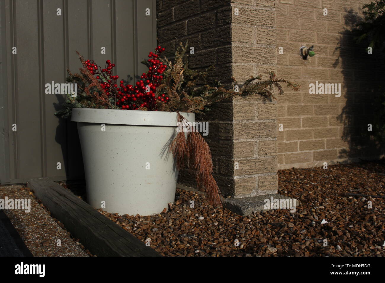 Sembradora enorme situado fuera de un estudio de música como decoración para un jardín urbano. Foto de stock
