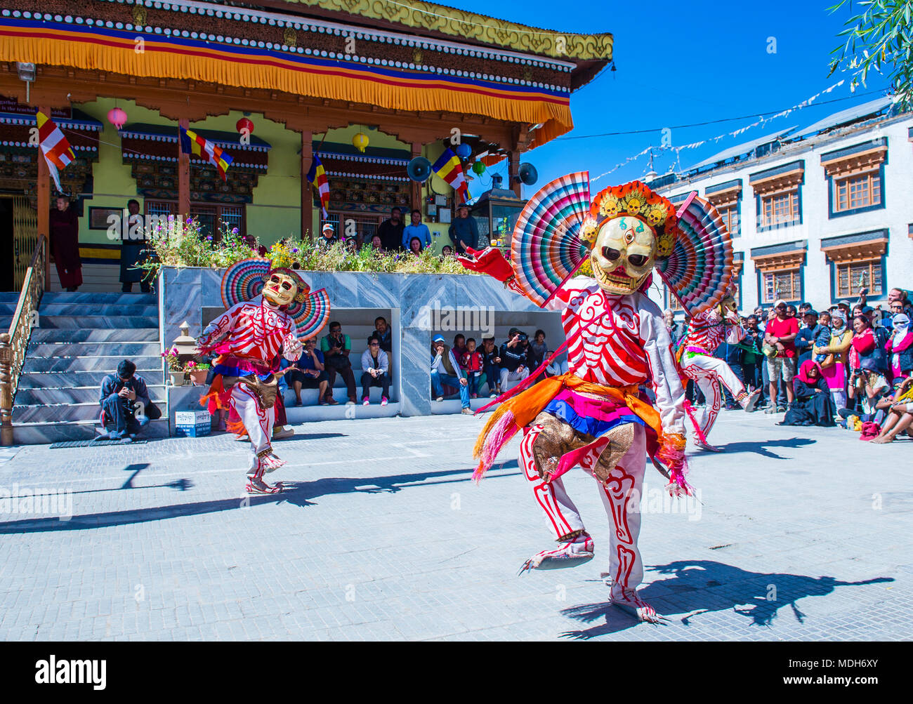 Los monjes budistas realizan Cham durante el Festival de Danza de Ladakh en Leh India Foto de stock