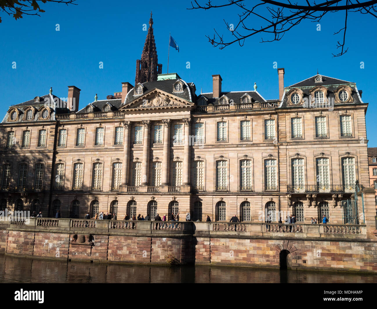 Palacio Rohan de Estrasburgo visto desde rio Ill, Foto de stock