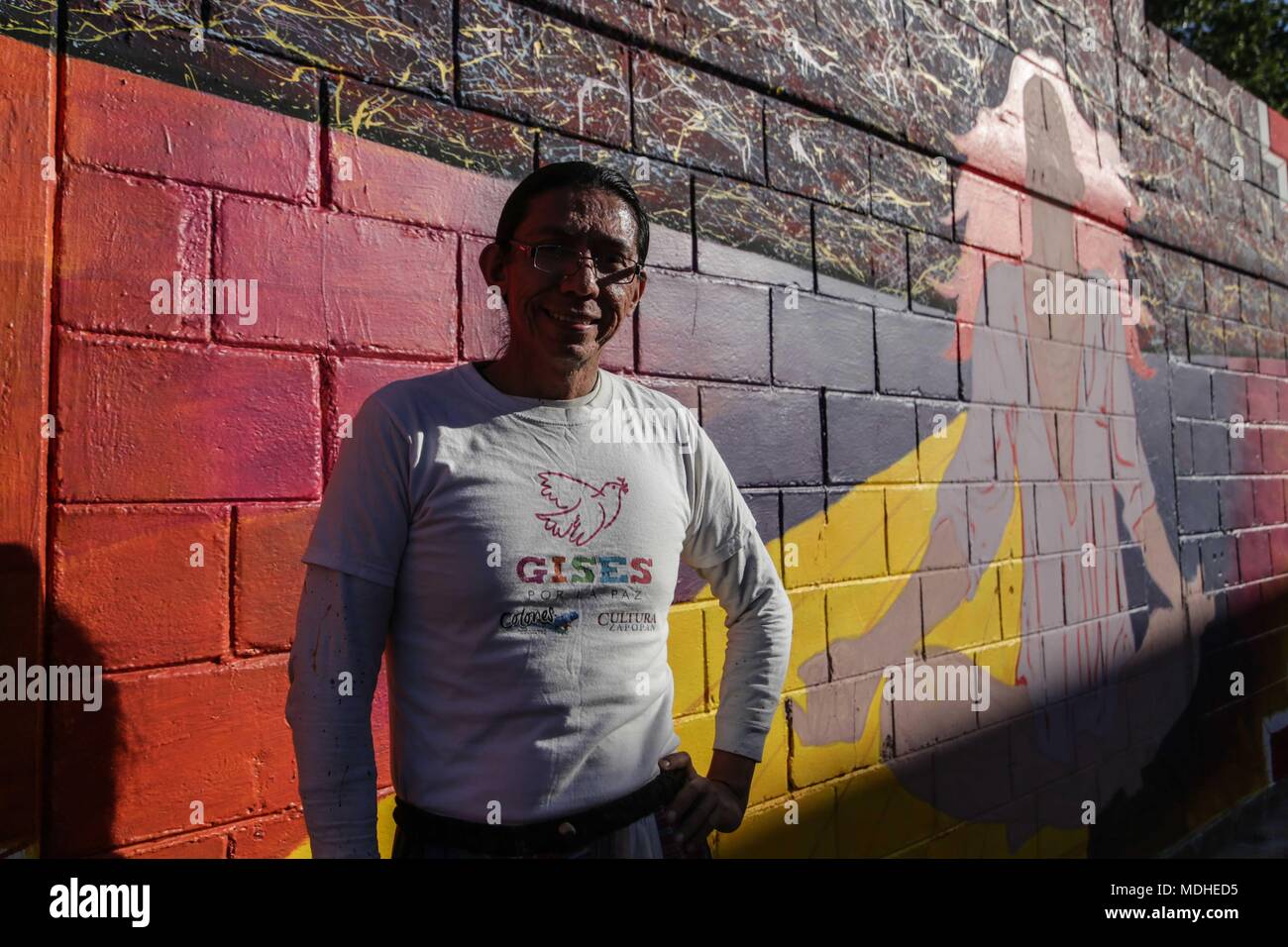 René Linares, pintor de Guadalajara, pinturas mural en el centro histórico de la ciudad de Hermosillo, como parte de los proyectos artísticos de la Casa de Madrid. Foto de stock