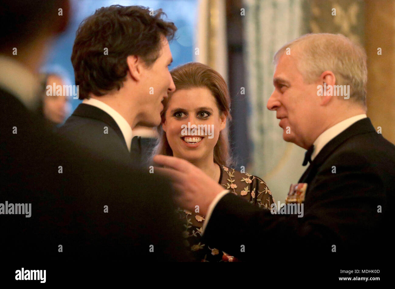 El Primer Ministro canadiense Justin Trudeau (izquierda), la princesa  Beatriz y su padre, el príncipe Andrew en el Salón Azul en el Palacio de  Buckingham en Londres como la Reina alberga una