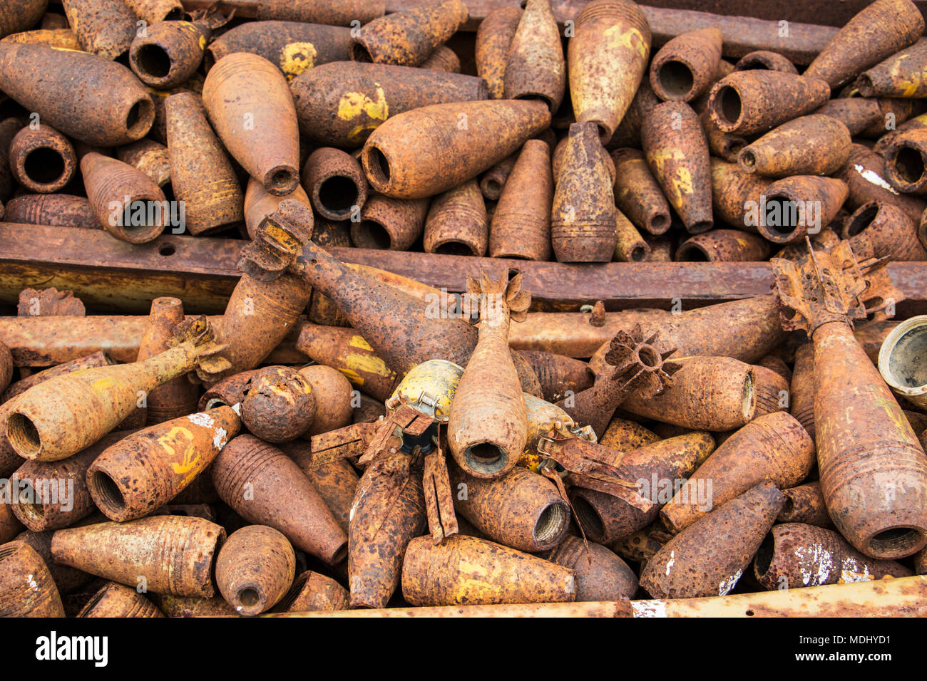 Carcasas de bombas que datan de la guerra de Indochina;, Xiangkhouang Phonsavan, Laos Foto de stock