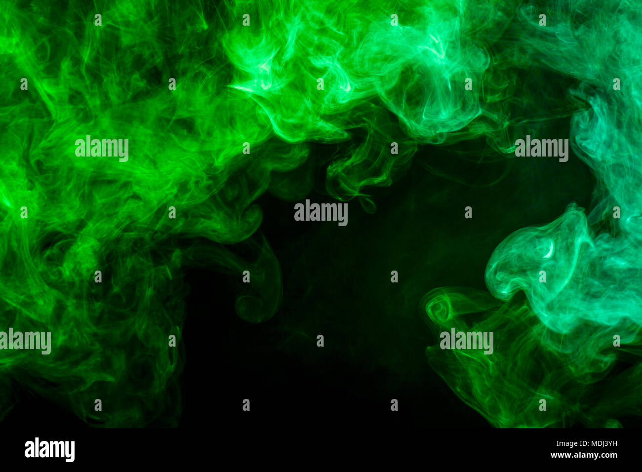 Humo Verde Sobre Fondo Negro Fotografia De Stock Alamy
