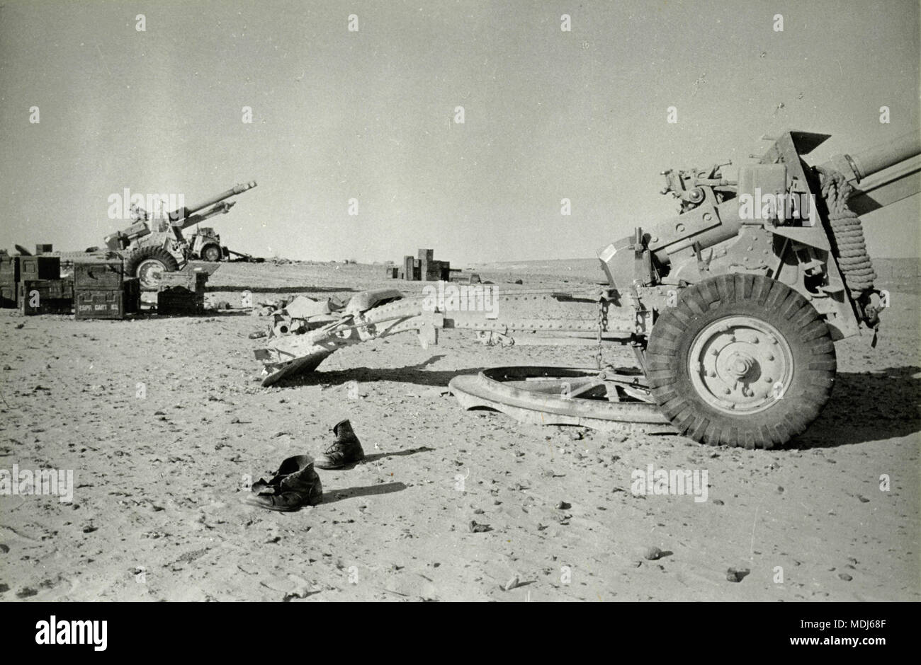 Piezas de artillería abandonadas en el campo de batalla, 1950 Foto de stock