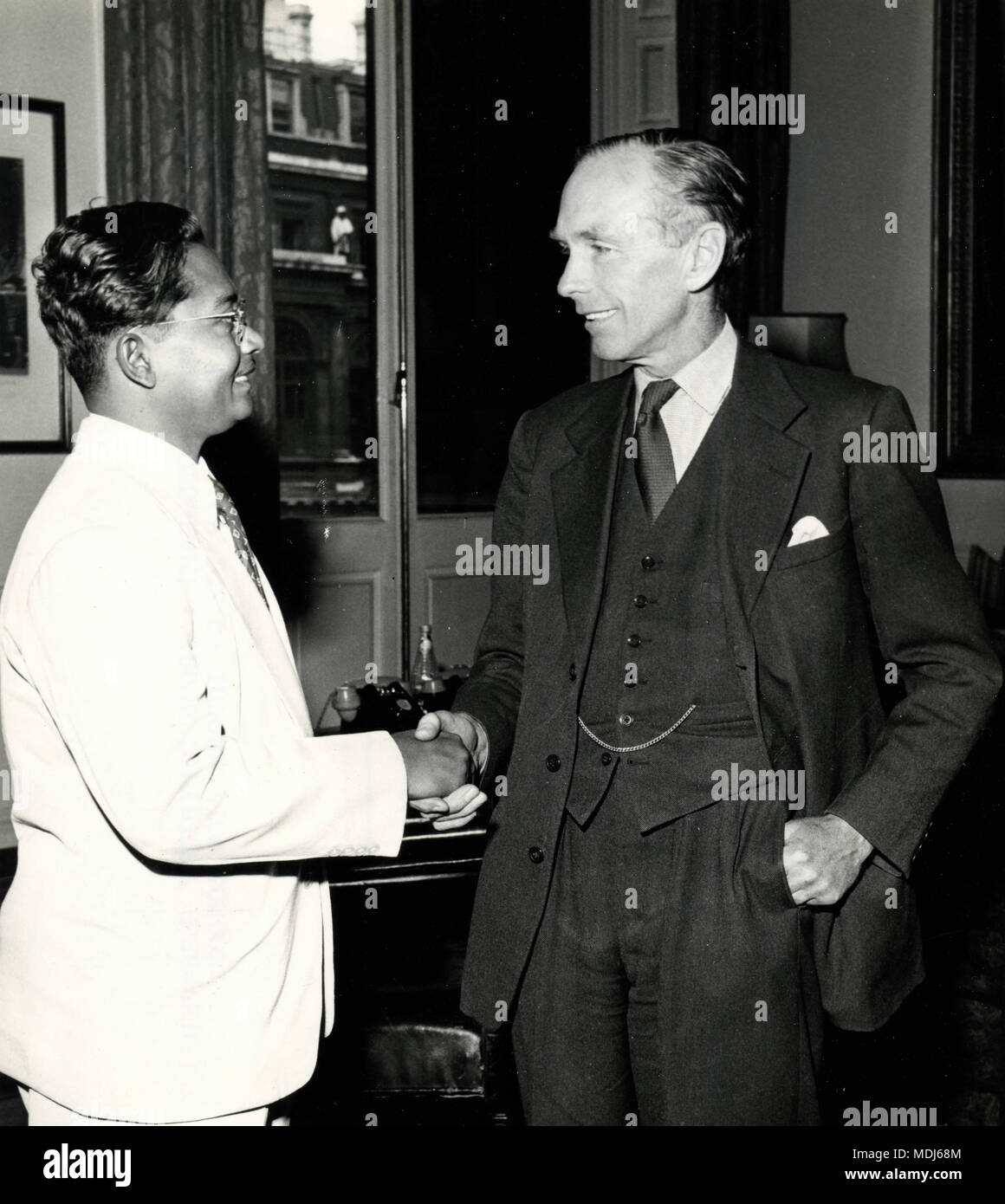 Dr pakistaní Mazhar-ul-Islam cumple PM Alec Douglas-Home, Conde de casa a la Oficina de Relaciones Exteriores del Commonwealth, Londres, Reino Unido 1958 Foto de stock