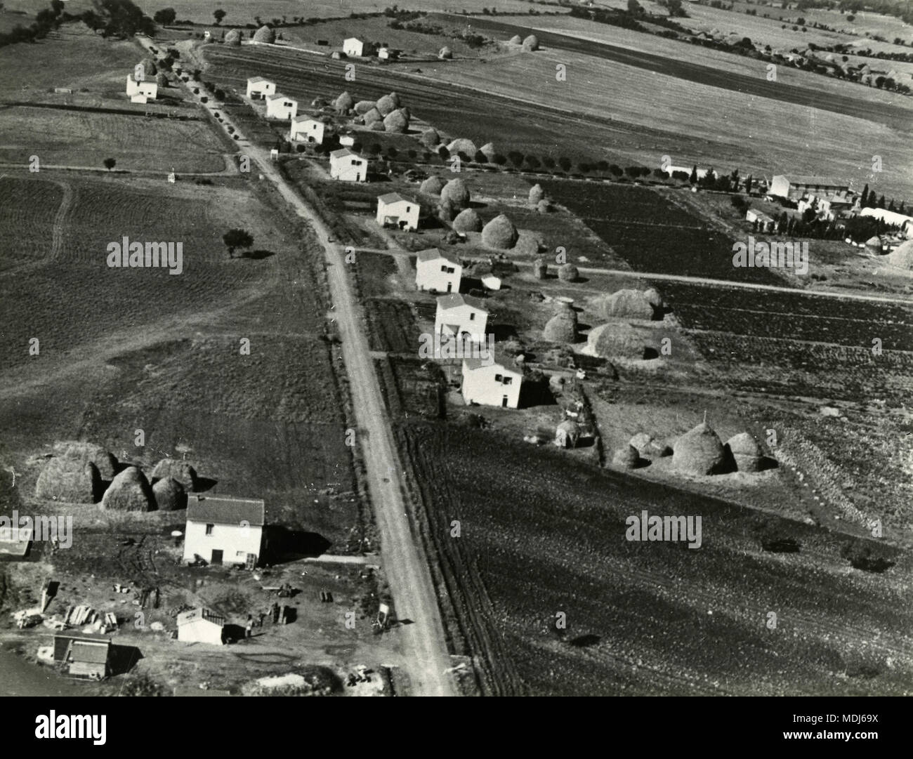 Vista aérea de las nuevas granjas, S. Antonio di Campagnatico, Italia 1958 Foto de stock
