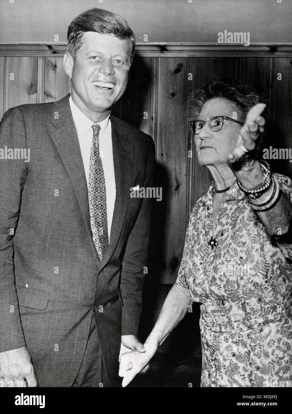 El Presidente estadounidense John F. Kennedy con su abuela materna, USA 1961 Foto de stock