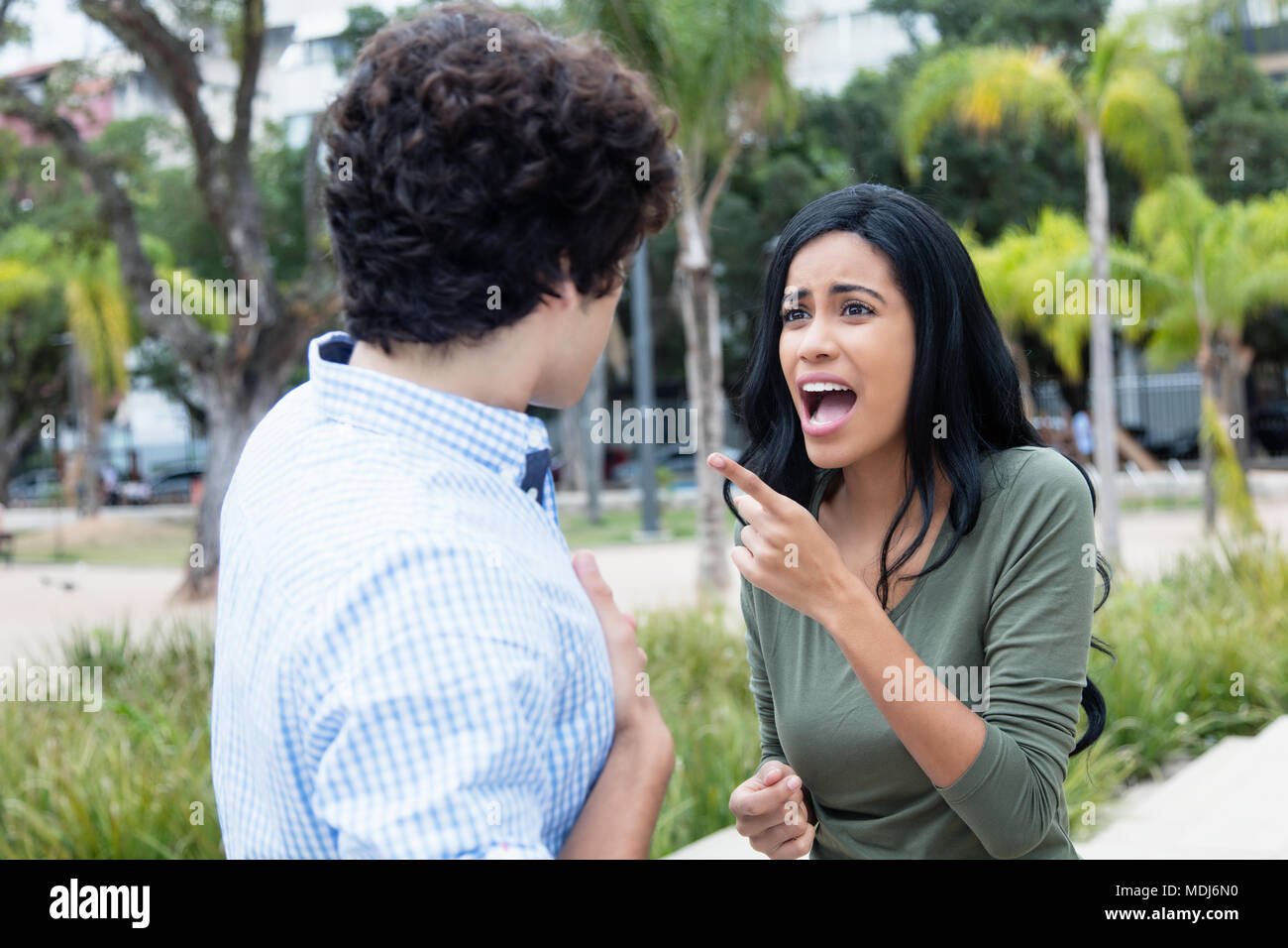 Argumentando pareja joven con problemas afuera en la ciudad Foto de stock