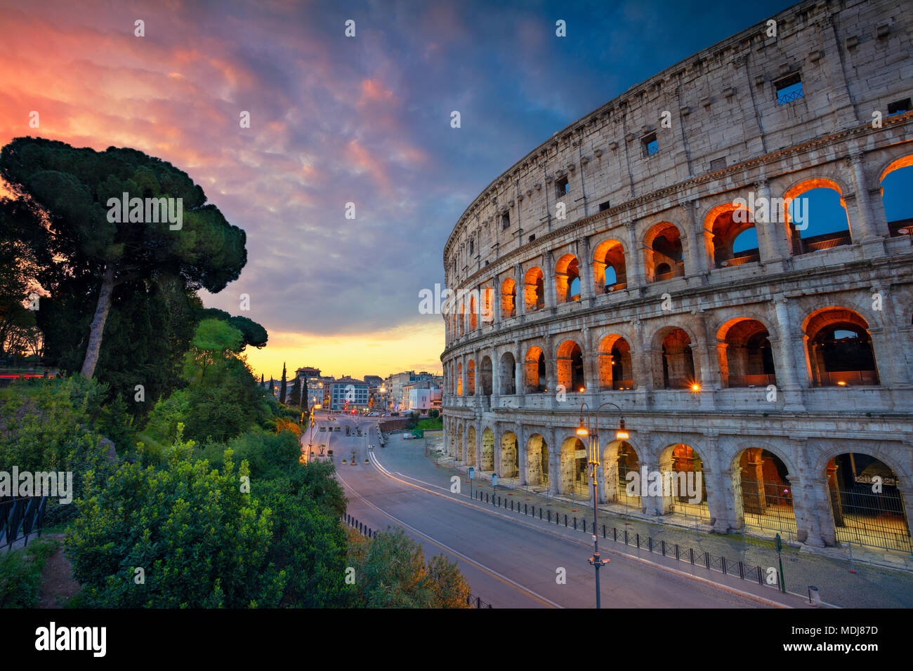 Coliseo. Imagen del Coliseo en Roma, Italia, durante bellos amaneceres. Foto de stock