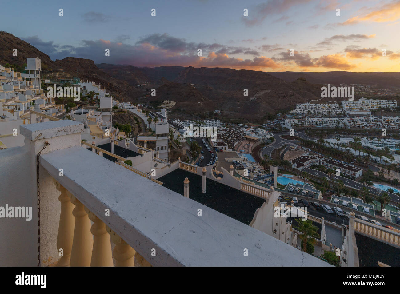Puesta de sol vista desde los apartamentos en Playa del Cura resort, en el municipio de Mogán, Gran Canaria, España Foto de stock