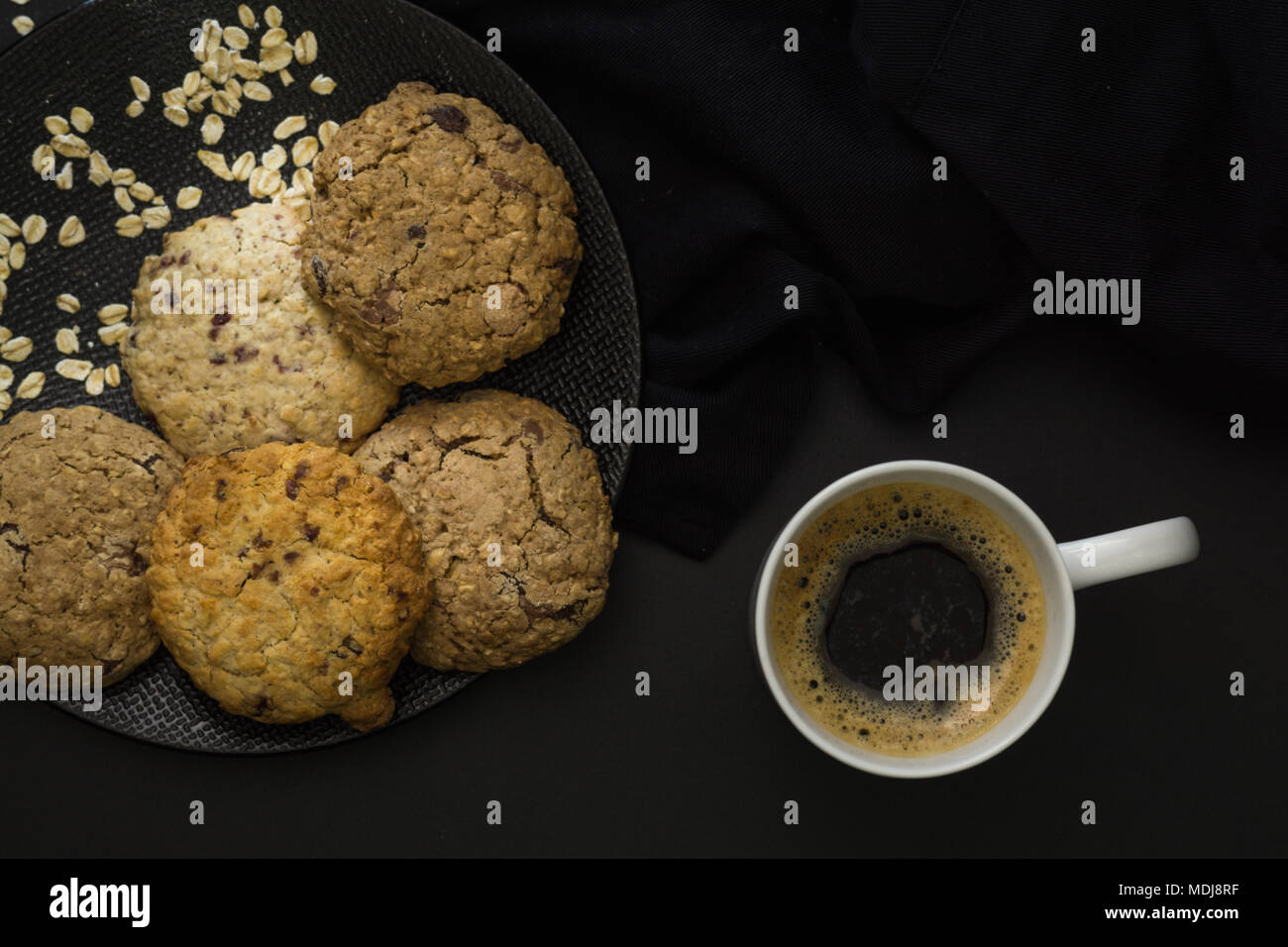 Las cookies de avena y café negro de procedencia. Foto de stock