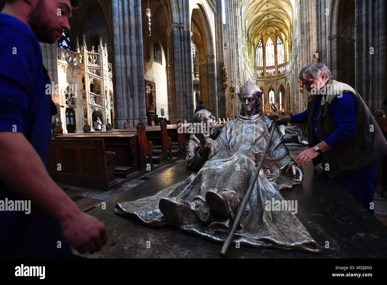 Estatua de San Vojtech (Adalberto), Radim Gaudencio y Radla en la Catedral de San Vito en Praga Foto de stock