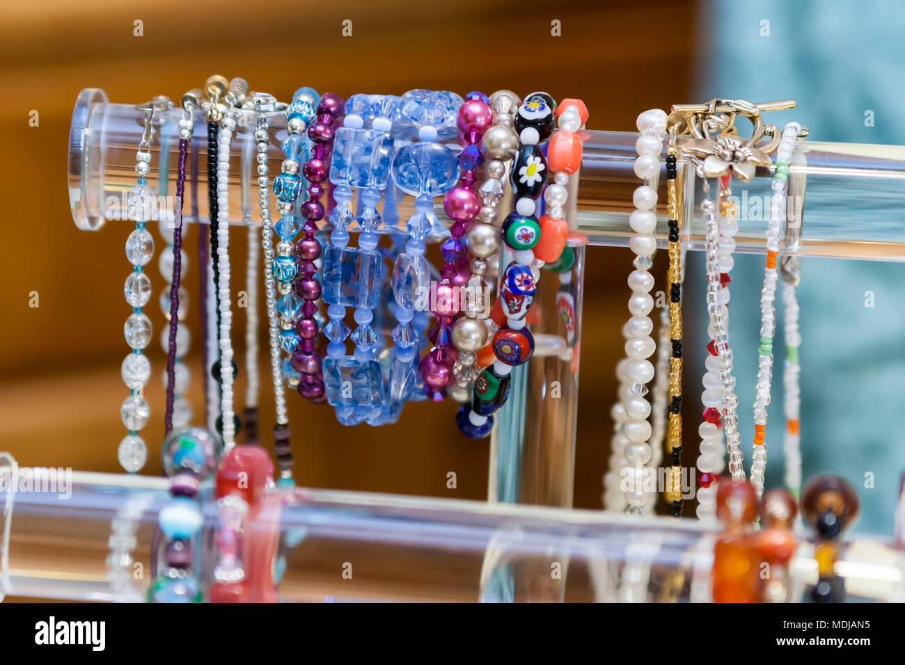 Un rack de completado pulseras y collares artesanales Fotografía de stock -  Alamy